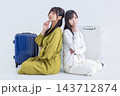 旅行中の若い女性2人 143712874
