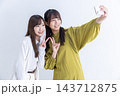 旅行中の若い女性2人 143712875