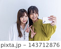 旅行中の若い女性2人 143712876