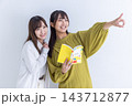 旅行中の若い女性2人 143712877