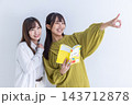 旅行中の若い女性2人 143712878