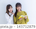 旅行中の若い女性2人 143712879