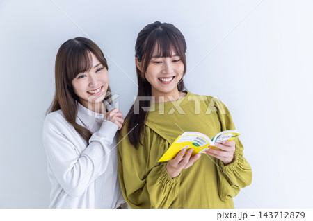 旅行中の若い女性2人 旅行中の若い女性2人 143712879