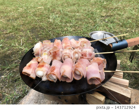 キャンプで焼くうずら卵のベーコン巻き串 キャンプで焼くうずら卵のベーコン巻き串 143712924