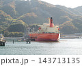 紅葉の海南港で荷役をする船 143713135