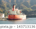 紅葉の海南港で荷役をする船 143713136