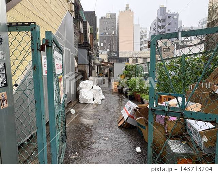 雑然とした雨の路地裏 143713204
