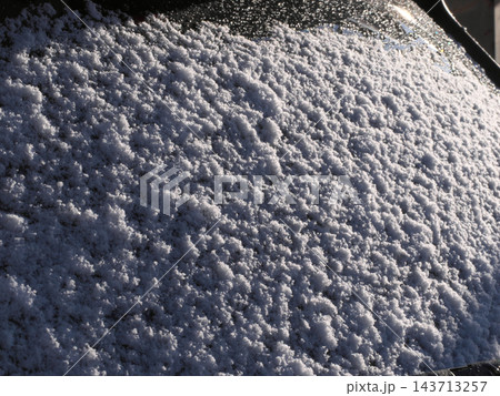 フロントガラスに付着した雪と霜(冬のテクスチャ) フロントガラスに付着した雪と霜(冬のテクスチャ) 143713257