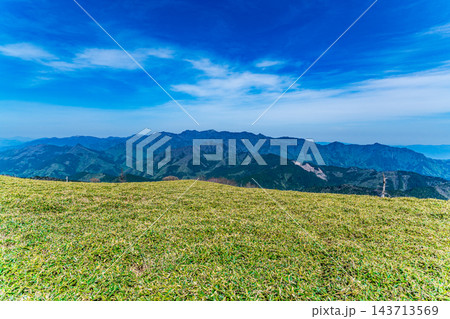 【剣山国定公園】初夏の塔丸への登山道　稜線から見た矢筈山塊3　徳島県三好市 143713569