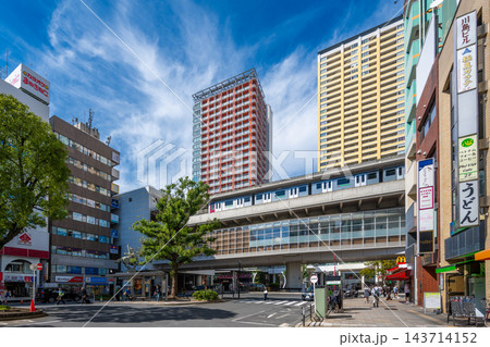 日本・東京・日暮里駅:青空のもと東口ロータリーとタワーマンション群を望む駅前街並みの俯瞰風景 日本・東京・日暮里駅:青空のもと東口ロータリーとタワーマンション群を望む駅前街並みの俯瞰風景 143714152
