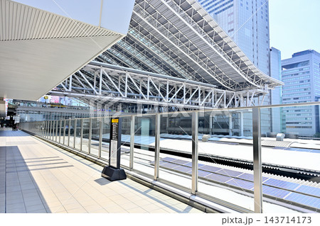 大阪駅3階デッキから駅を覆う大屋根 大阪駅3階デッキから駅を覆う大屋根 143714173