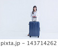 スーツケースを持った女性 143714262