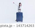 スーツケースを持った女性 143714263