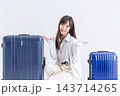 スーツケースを持った女性 143714265