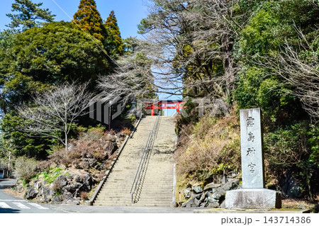 岸間神宮の参道入り口の長い階段 143714386