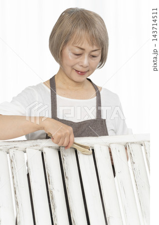 リビングで趣味のDIYで椅子を作るシニア女性 143714511