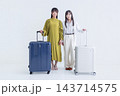 旅行へ行く若い女性二人 143714575