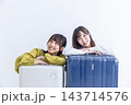 旅行へ行く若い女性二人 143714576