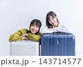 旅行へ行く若い女性二人 143714577