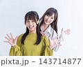 明るい若い女性2人 143714877