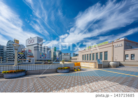 日本・東京・上野駅：美しい青空のもとペデストリアンデッキから望むレトロな上野駅舎と上野マルイの街並み 143715685