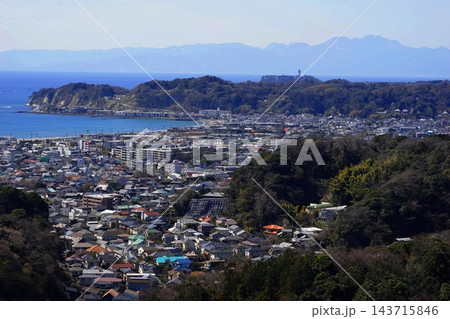 晴天の鎌倉市街と相模湾　3月鎌倉699鎌倉市街･衣張山展望 143715846