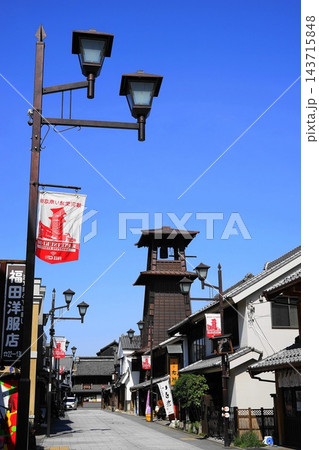 青空に映える小江戸川越のシンボル時の鐘 5月川越17時の鐘・鐘つき通り 青空に映える小江戸川越のシンボル時の鐘 5月川越17時の鐘・鐘つき通り 143715848