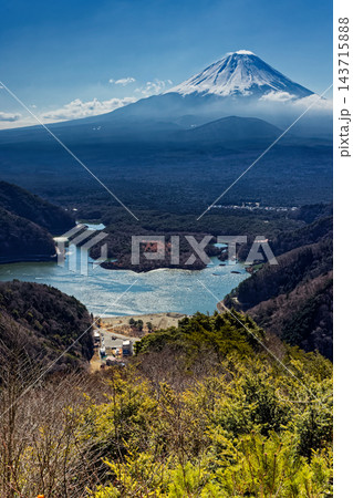 精進峠から見る富士山と精進湖 精進峠から見る富士山と精進湖 143715888