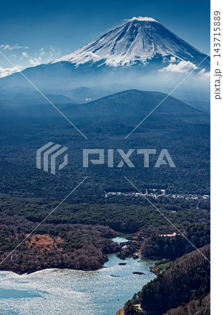 精進峠から見る富士山と精進湖 精進峠から見る富士山と精進湖 143715889