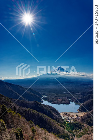 精進峠から見る富士山と精進湖 143715953