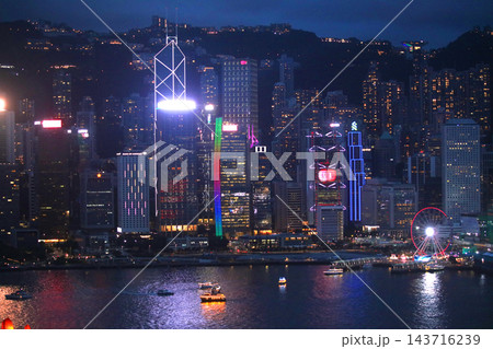 九龍半島から香港島を望むビクトリア湾の夜景 九龍半島から香港島を望むビクトリア湾の夜景 143716239