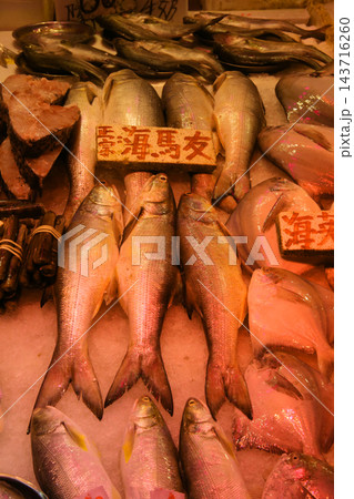 香港島北角の市場で売られる魚。日本ではなじみのない魚も多い 香港島北角の市場で売られる魚。日本ではなじみのない魚も多い 143716260