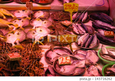 香港島北角の市場で売られる魚。日本ではなじみのない魚も多い 香港島北角の市場で売られる魚。日本ではなじみのない魚も多い 143716262
