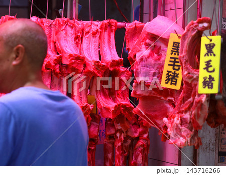 香港の市場の肉屋で売られる豚肉。牛肉や鶏肉より高級で高価。中国人は豚肉が大好きだ 143716266