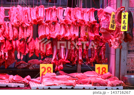 香港の市場の肉屋で売られる豚肉。牛肉や鶏肉より高級で高価。中国人は豚肉が大好きだ 香港の市場の肉屋で売られる豚肉。牛肉や鶏肉より高級で高価。中国人は豚肉が大好きだ 143716267