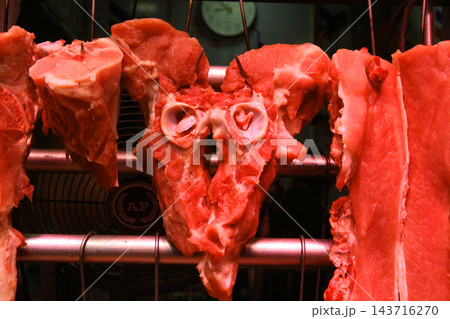 香港の市場の肉屋で売られる豚肉。牛肉や鶏肉より高級で高価。中国人は豚肉が大好きだ 143716270