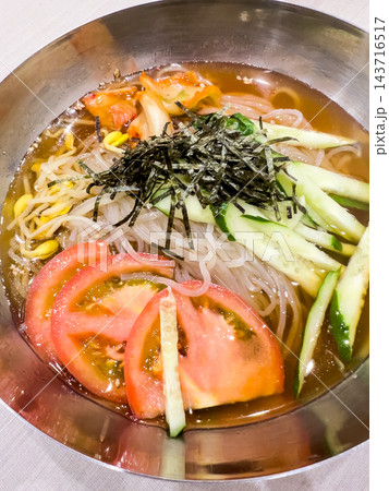 ひんやり冷たい具だくさん韓国冷麺のアップ ひんやり冷たい具だくさん韓国冷麺のアップ 143716517