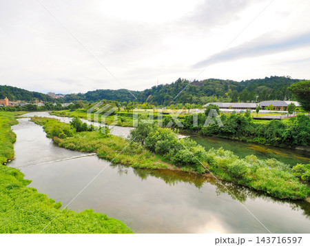 夏の広瀬川と川内追廻地区・青葉城址の風景 143716597