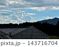 夏空に広がる積乱雲と山並み、農村の温室 143716704
