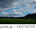 夏の田園風景と青空に広がる雄大な積乱雲 143716705