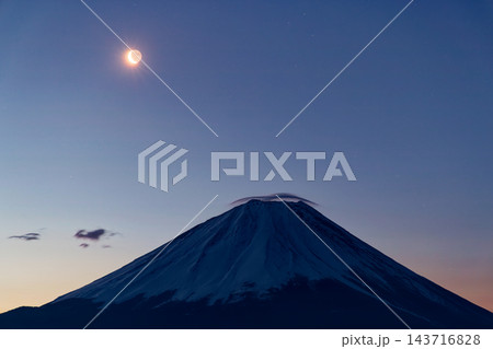 精進湖・パノラマ台から見る夜明けの富士山と月 精進湖・パノラマ台から見る夜明けの富士山と月 143716828