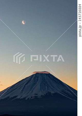 精進湖・パノラマ台から見る夜明けの富士山と月 143716884
