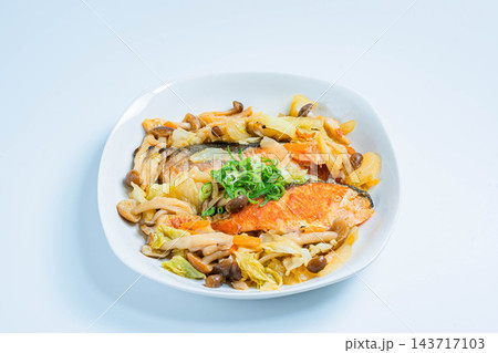 鮭と野菜たっぷりのちゃんちゃん焼き きのことキャベツの味噌炒め 143717103