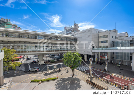東京・日暮里駅：青空のもと広がる東口駅前広場と日暮里・舎人ライナーの高架線路 143717108