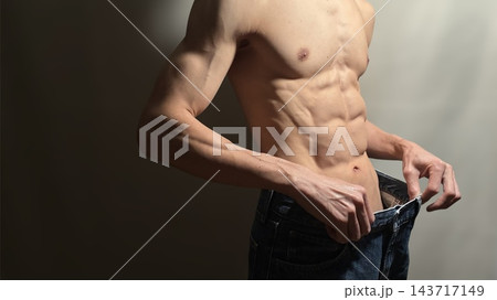 シックスパックと綺麗な肉体美の日本人男性 上半身 シックスパックと綺麗な肉体美の日本人男性 上半身 143717149