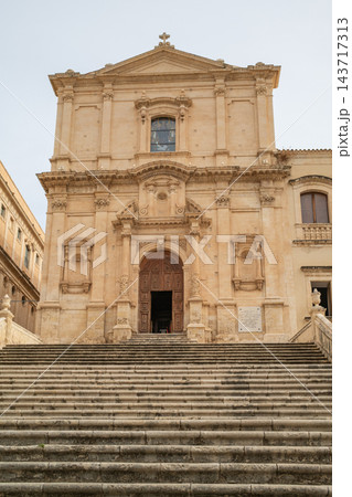 Baroque facade of the Church of St. Francis of Assisi and stone staircase in Noto, Sicily. 143717313