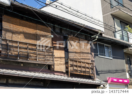 昭和レトロな古い町家の佇まい：日よけの簾（すだれ）が並ぶ格子窓の風景 143717444