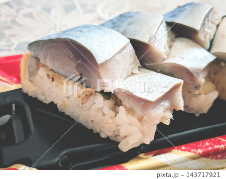 脂が乗った肉厚な鯖の押し寿司(バッテラ)の和食素材 脂が乗った肉厚な鯖の押し寿司(バッテラ)の和食素材 143717921