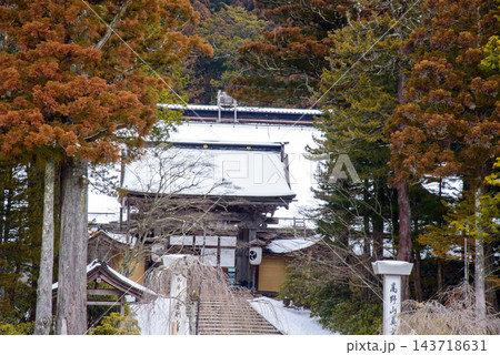 高野山　冬の金剛峯寺の寺門 143718631