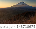 精進湖・パノラマ台から見る夜明けの富士山 143718675